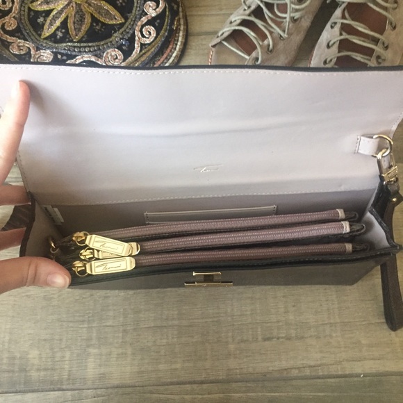 TUMI LEATHER CLUTCH - Picture 5 of 8